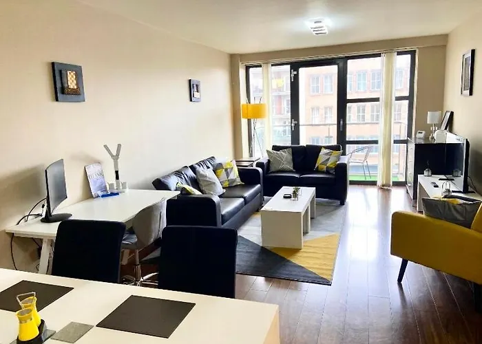 Spacious 2 Bed In City Center - Free Secureparking