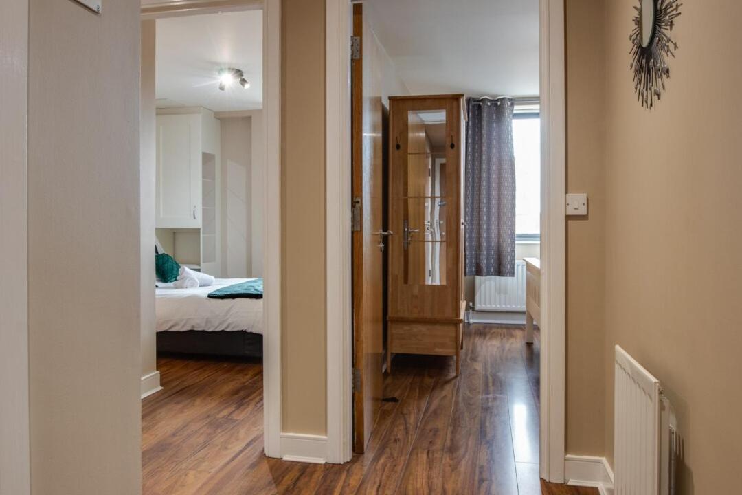 Spacious 2 Bed In Center - Free Secureparking