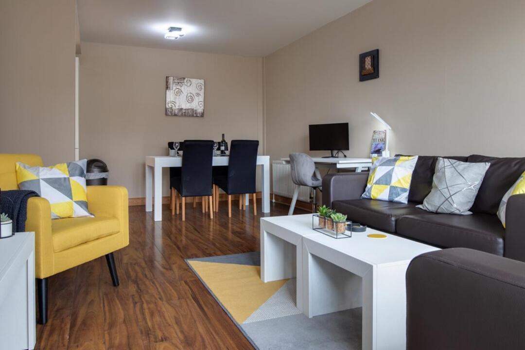 Spacious 2 Bed In Center - Free Secureparking Apartment *